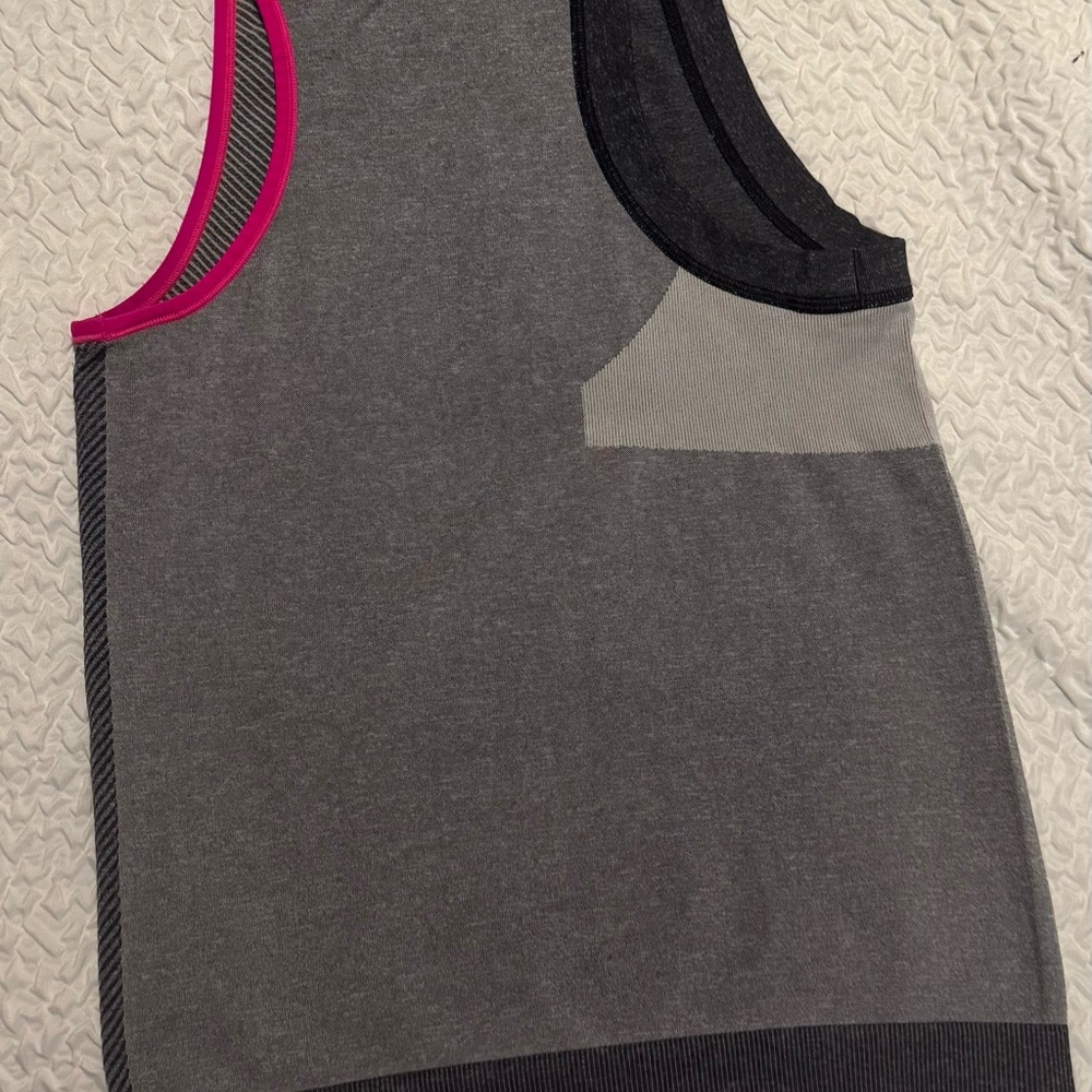 Gray sleeveless T-shirt with a touch of pink, size M